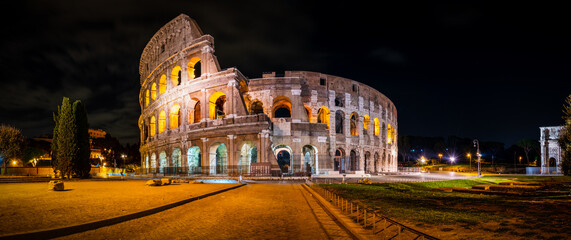 Wall Mural - Night time panorama of Colosseum in Rome, Italy