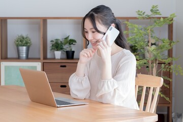 Sticker - 携帯で作業をする若いアジア人女性