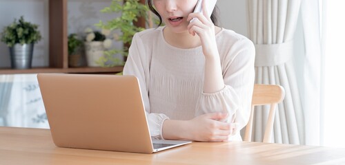 Sticker - 作業をする若いアジア人女性