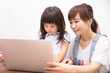 © buritora - ノートパソコンをみる子供と女性