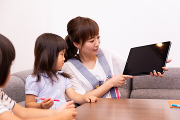 Canvas Print - タブレットをみる子供と女性
