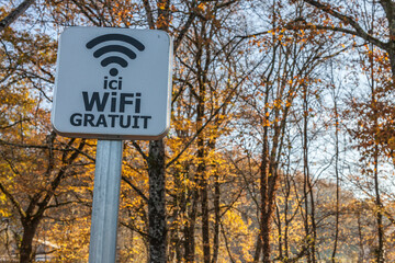 Sticker - Objat (Corrèze, France) - Être connecté avec la nature ! - Zone Wifi gratuite située en bordure du lac