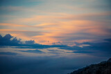 Fototapeta Na ścianę - atardecer y amanecer sobre mar de nubes en la montaña 