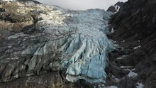 Vue Aérienne Par Drone Du Glacier Des Bossons Dans La Vallée De Chamonix, France 