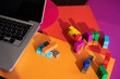 © VALENTINA BARRETO STUDIO/Westend61 - Laptop and colorful blocks on table at home