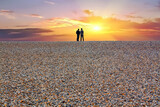 Fototapeta  - Silhouette en front de mer sous soleil couchant