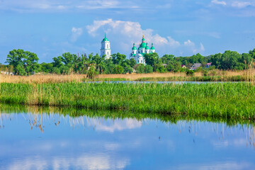 Wall Mural - Beautiful white green-domed orthodox church in Ukrainian town of Kozelets