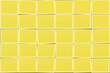Viele Notizzettel an einer Wand. Trend Farbe color of the year 2021 Illuminating yellow