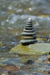 equilibrio de piedras en la naturaleza, arte natural, meditacion y yoga para el alma