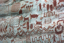 Detail Of The Paintings On A Rock In "La Lindosa", Guaviare. Primitive Art On Red Pigments Over A White Natural Rock, Paintings Of Animals An Tribal Patterns. Near Chiribiquete Formation