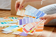canvas print picture - Wandfarbe aussuchen mit Farbfächer vor Renovierung