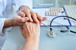 © Robert Kneschke - Hausarzt hält die Hand eines Patienten