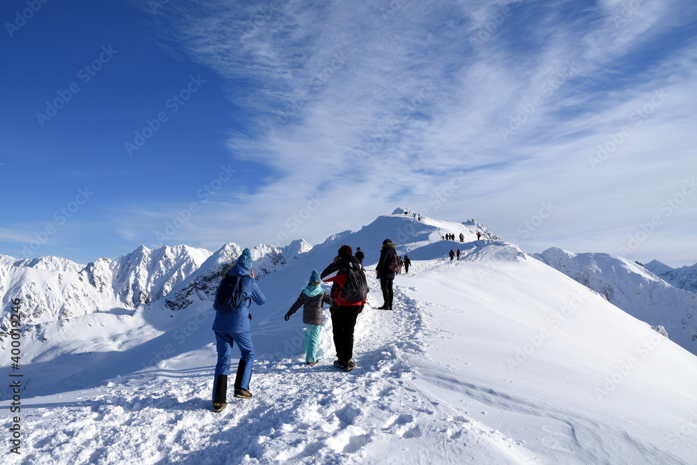 Turysci na szlakach w Tatrach, Kasprowy Wierch zima  - obrazy, fototapety, plakaty 