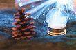 Krzyształowa kula i szyszka podświetlone świątecznymi światełkami