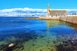 Chapelle au bord de l'océan en été, mer calme et bleue, eau transparente. Penmarc'h St Guénolé, Bretagne, France