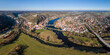 Bild einer Panorama Luftaufnahme mit einer Drohne der Stadtansicht des Markt Kallmünz Kallmuenz in Bayern und der Brücke über den Fluss Naab und Vils und der Burg Ruine auf dem Berg, Deutschland
