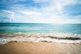 Fototapeta Do akwarium - Tropikalny krajobraz, plaża oraz ocean i niebieskie niebo, egzotyczne tło.