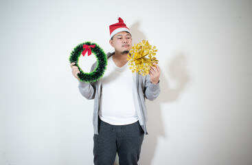 Handsome men hold decorations on christmas day
Concept of happiness during the festive season