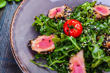 Wall Mural - Fresh salad bowl with arugula, tuna and cherry tomato. Helthy food. Diet menu.