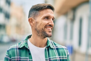 Poster - Young caucasian man smiling happy standing at the city.