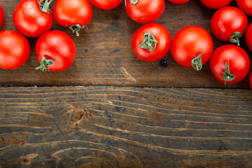 Canvas Print - tomatoes on brown wooden background