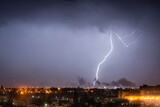 Fototapeta Tęcza - rayo sobre ciudad de córdoba argentina noche de tormenta   diciembre 2020