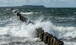 Wellenbrecher an der Ostseeküste auf der Insel Rügen, Deutschland