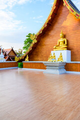 Canvas Print - Golden Buddha Statue in Si Mongkol Temple