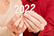 © Robert Kneschke - Senioren Hände zeigen Jahr 2022 als Zahl