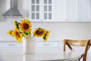 Canvas Print - Bouquet of beautiful sunflowers on table in kitchen