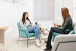 © Manu Reyes, www.vientocuatro.com/Westend61 - Psychologist talking to patient while sitting on couch at office