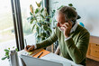 © VALENTINA BARRETO STUDIO/Westend61 - Mature man talking on mobile phone while working at home