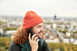 © Jo Kirchherr/Westend61 - Smiling man talking on smart phone