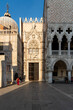 die Porta della Carta des Palazzo Ducale auf der Piazzetta von Venedig in der Abendsonne