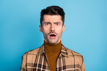 Sticker - Portrait of young shocked amazed scared afraid speechless man with open mouth isolated on blue color background