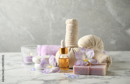 Spa composition with skin care products on white marble table Billede på lærred