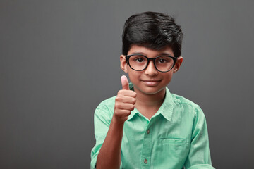 Canvas Print - Smart little boy shows thumbs up gesture