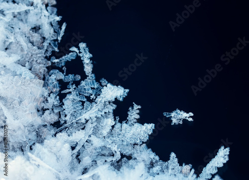 Obraz na plátně winter background frame with shiny white crystals of snowflakes and frost on blu