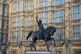 Fototapeta Londyn - Statue in front of Houses of Parliament