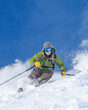 Könner auf Skiern im freien Gelände