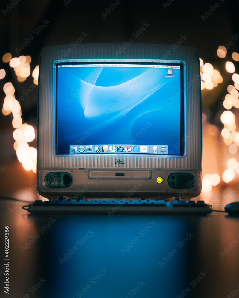 1998 1st generation Apple iMac, Bondi Blue running Mac OS X 1998 1st generation Apple iMac, Bondi Blue running Mac OS X
