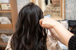 © kapinon - 美容室でヘアセットをしている様子