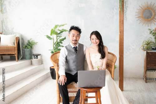 コロナ禍の結婚式で遠い親戚や親族に向かってパソコン越しに手を振る新郎新婦の広角 コピースペースあり Stock Foto Adobe Stock コロナ禍の結婚式で遠い親戚や親族に向かってパソコン越しに手を振る新郎新婦の広角 コピースペースあり Stock Foto Adobe Stock