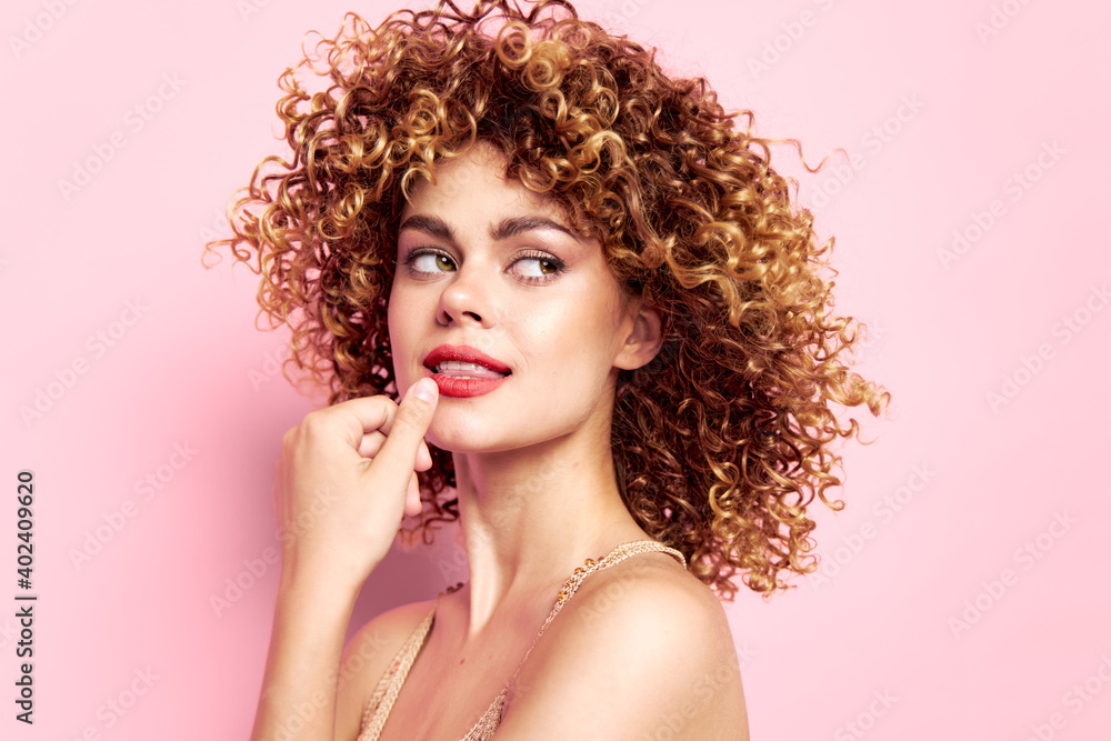 dreamy woman with curly hair looking to the side - obrazy, fototapety, plakaty 