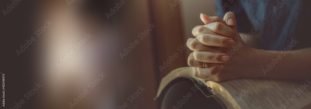 Asian woman praying to God with blank space for text. - obrazy, fototapety, plakaty 