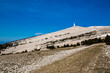 Le Mont Ventoux au début du printemps, chemin d'accès au sommet pour les randonneurs et route en lacets enneigés.