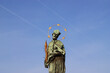 Blick auf ein religiöses christliches Monument und blauen Himmel in der Stadt Prag im Sommer.