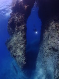 Fototapeta Londyn - scuba divers exploring caves underwater cave diving