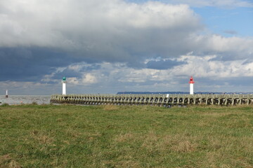 Poster - Phares de Trouville-sur-Mer depuis la berge.