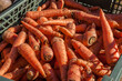 Zbiór marchewek w skrzynce na bazarze warzywnym